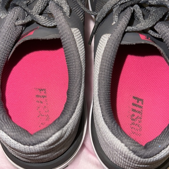 Nike women’s tennis shoes. Size 7.5 - Picture 3 of 7